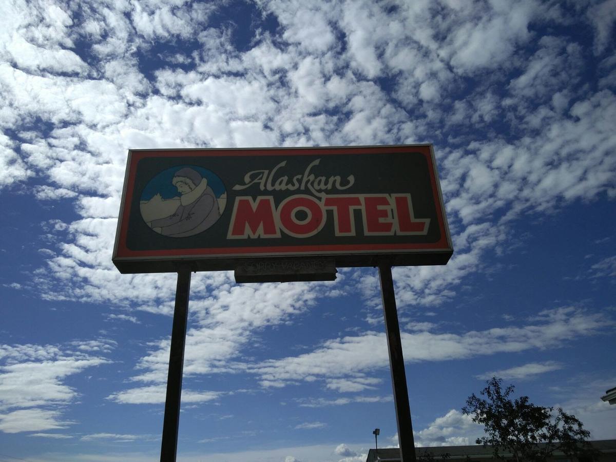 Alaskan Motel Fox Creek Экстерьер фото