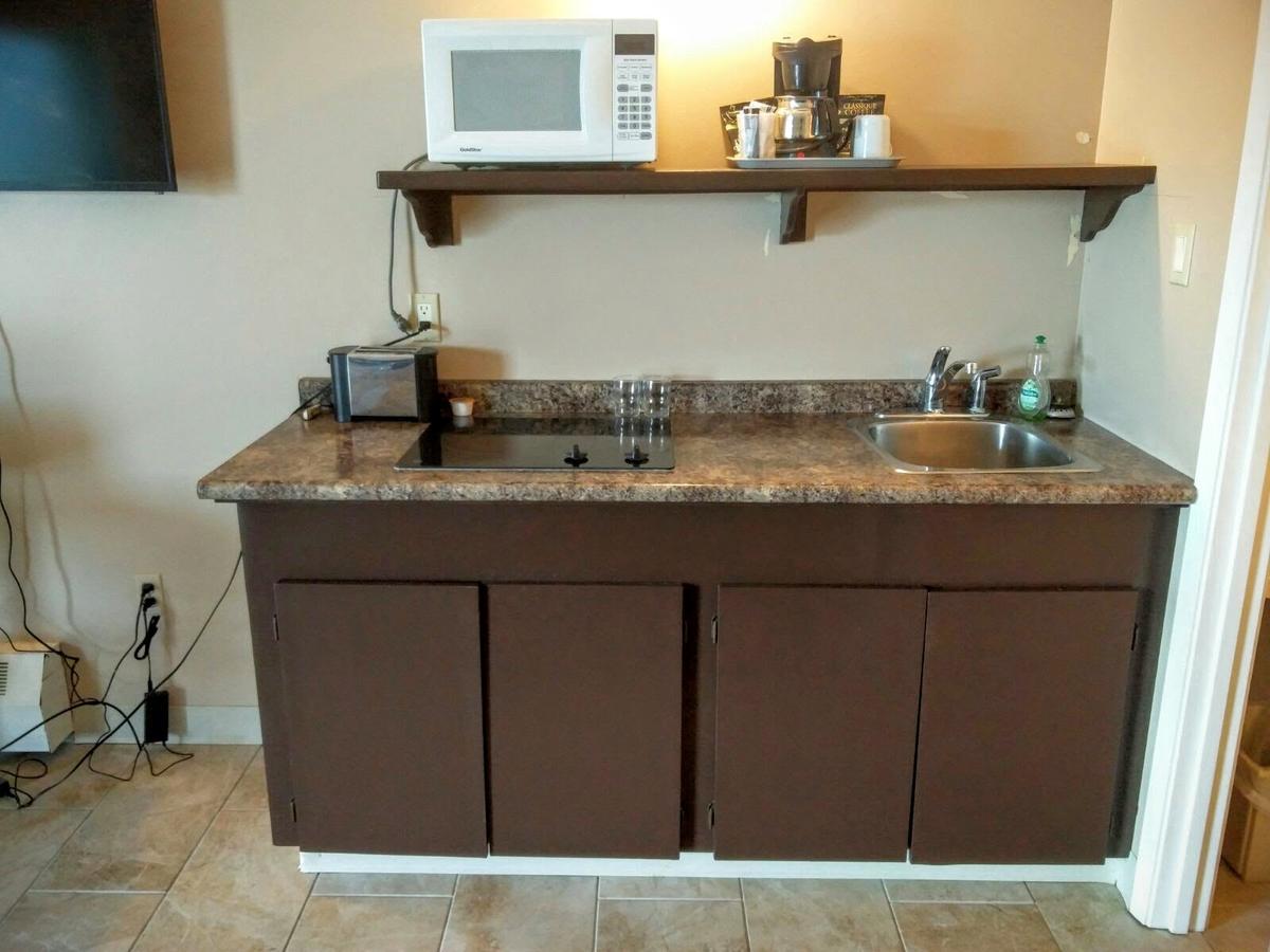 Alaskan Motel Fox Creek Экстерьер фото
